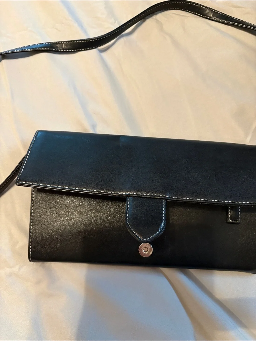 Classic Black Leather Crossbody Clutch with Contrast Stitching